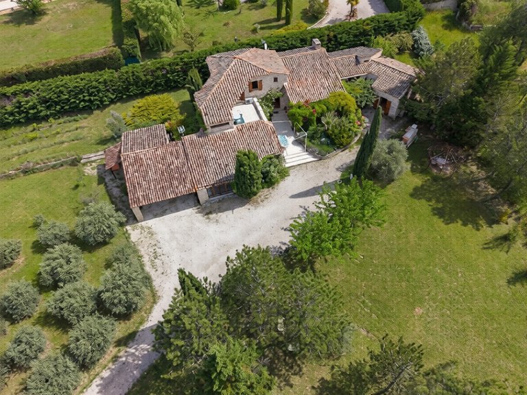 Villa for Sale in Gordes, The Luberon / Vaucluse 2