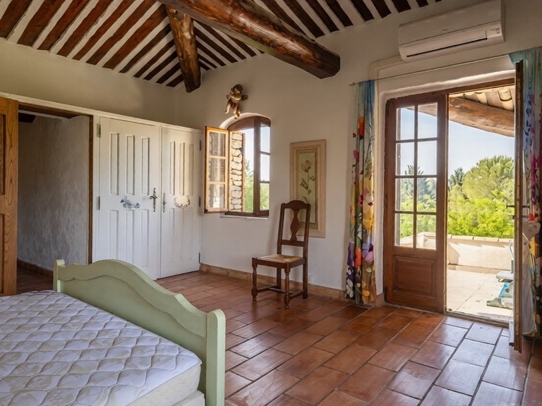 Villa for Sale in Gordes, The Luberon / Vaucluse 7