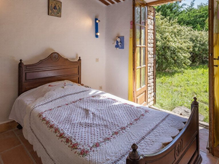 Villa for Sale in Gordes, The Luberon / Vaucluse 12