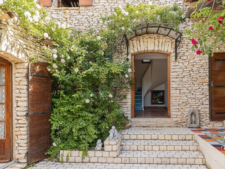 Villa for Sale in Gordes, The Luberon / Vaucluse 3