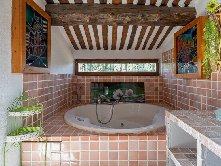Villa for Sale in Gordes, The Luberon / Vaucluse 8