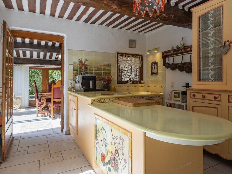 Villa for Sale in Gordes, The Luberon / Vaucluse 4