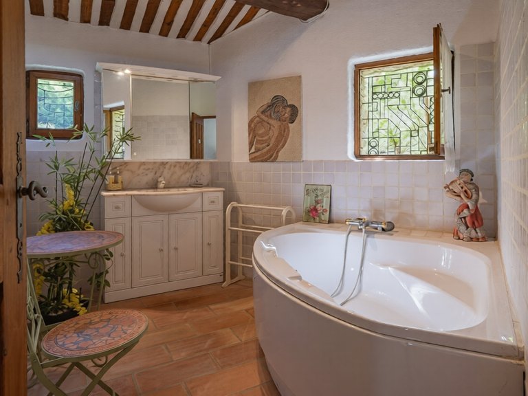 Villa for Sale in Gordes, The Luberon / Vaucluse 10