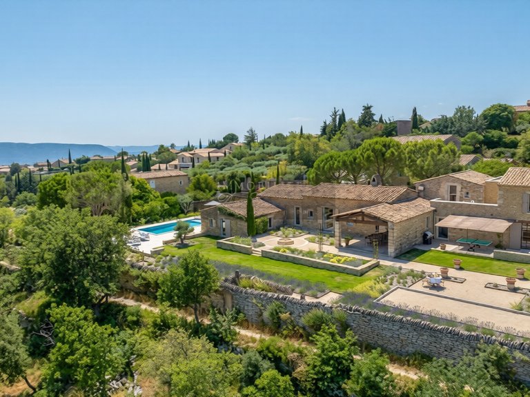Villa for Sale in Gordes, The Luberon / Vaucluse 1