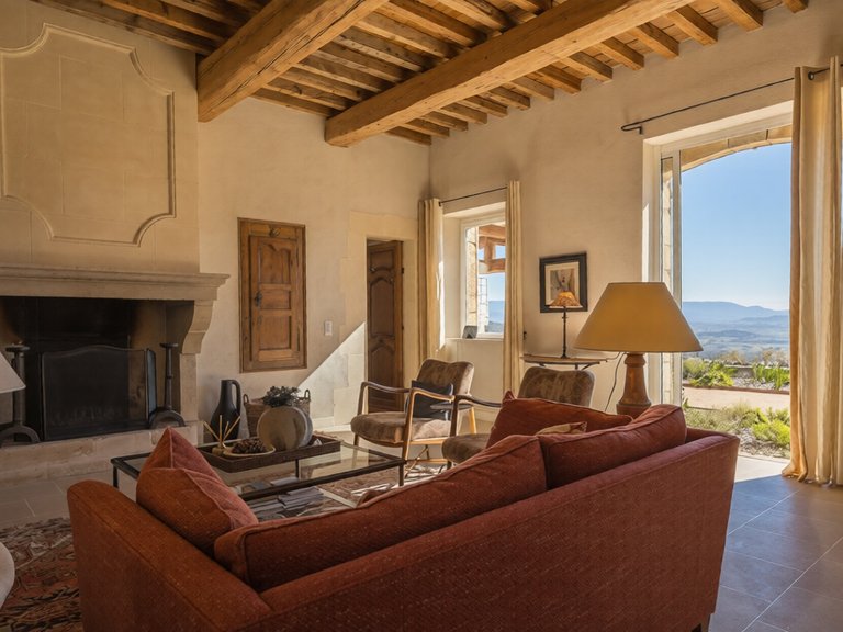 Villa for Sale in Gordes, The Luberon / Vaucluse 6