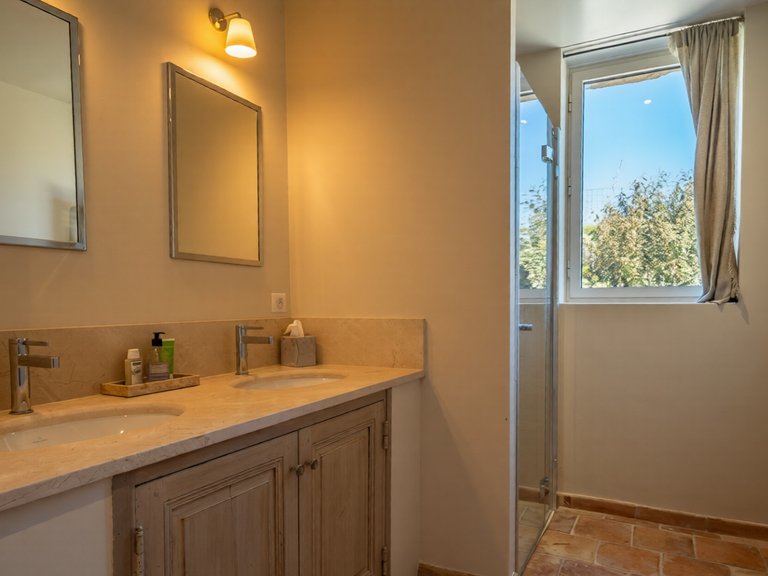 Villa for Sale in Gordes, The Luberon / Vaucluse 11