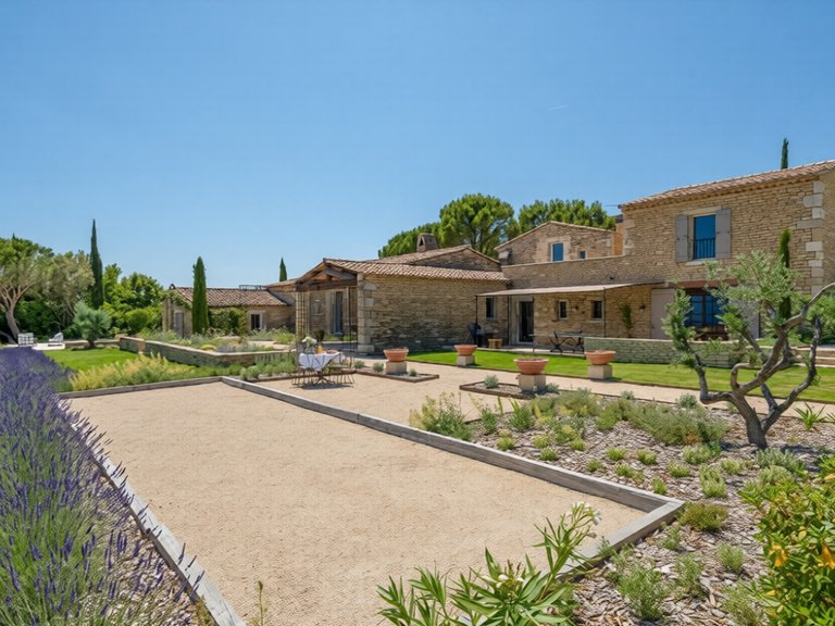 Villa for Sale in Gordes, The Luberon / Vaucluse 2