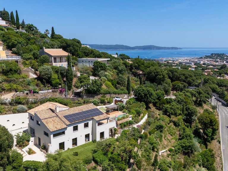 Villa for Sale in Cavalaire Sur Mer, Provence Coast (cassis To Cavalaire) 1