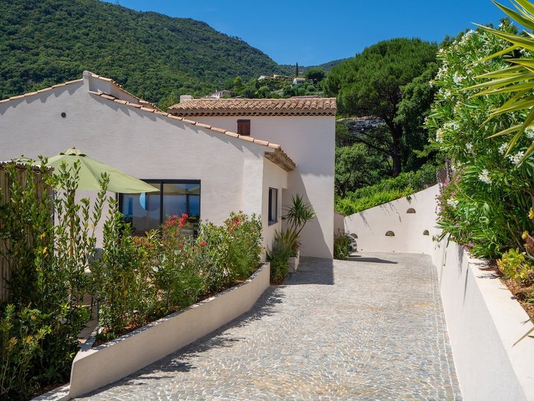 Villa for Sale in Cavalaire Sur Mer, Provence Coast (cassis To Cavalaire) 16