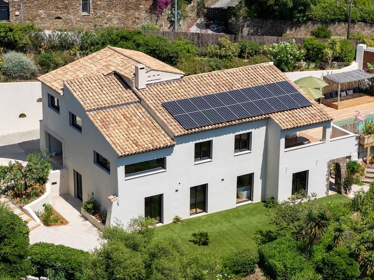 Villa for Sale in Cavalaire Sur Mer, Provence Coast (cassis To Cavalaire) 3