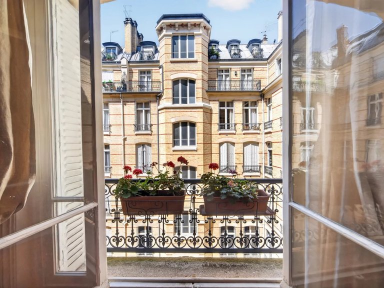 Apartment for Sale in 16th (trocadéro - Etoile - Passy), Golden Triangle - Trocadéro (8th - 16th) 2