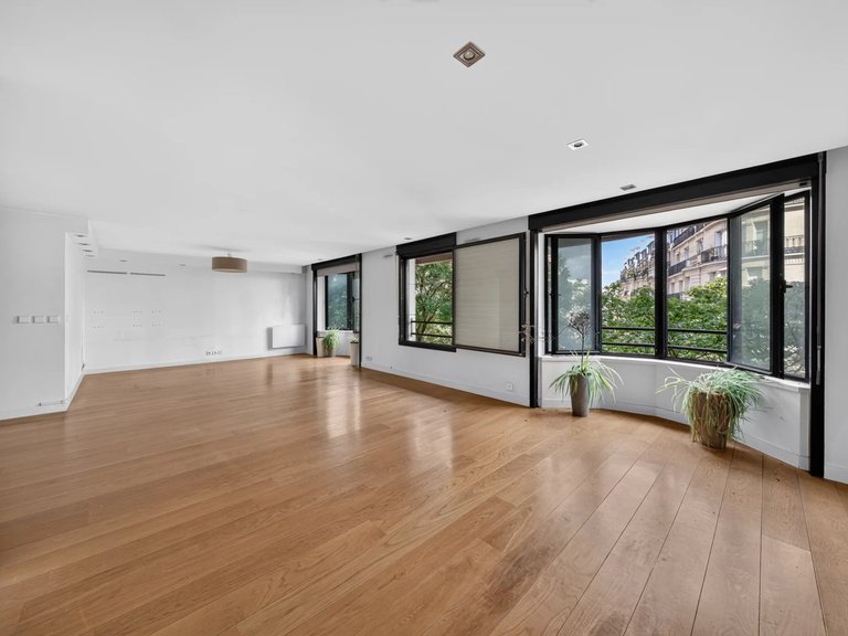 Apartment for Sale in 16th (trocadéro - Etoile - Passy), Golden Triangle - Trocadéro (8th - 16th) 1