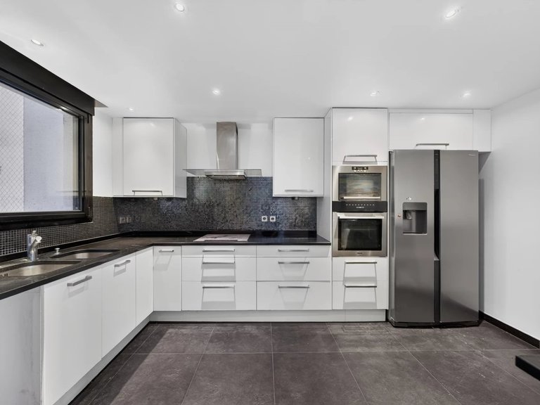 Apartment for Sale in 16th (trocadéro - Etoile - Passy), Golden Triangle - Trocadéro (8th - 16th) 4