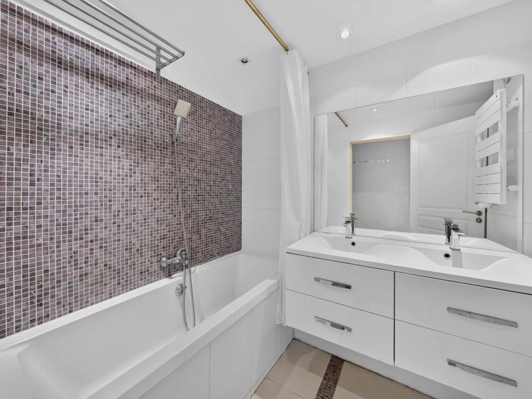 Apartment for Sale in 16th (trocadéro - Etoile - Passy), Golden Triangle - Trocadéro (8th - 16th) 9