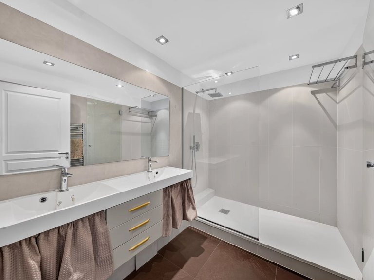 Apartment for Sale in 16th (trocadéro - Etoile - Passy), Golden Triangle - Trocadéro (8th - 16th) 10