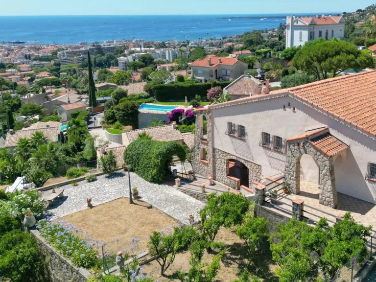 Villa for Sale in Le Golfe Juan, Antibes Area 14