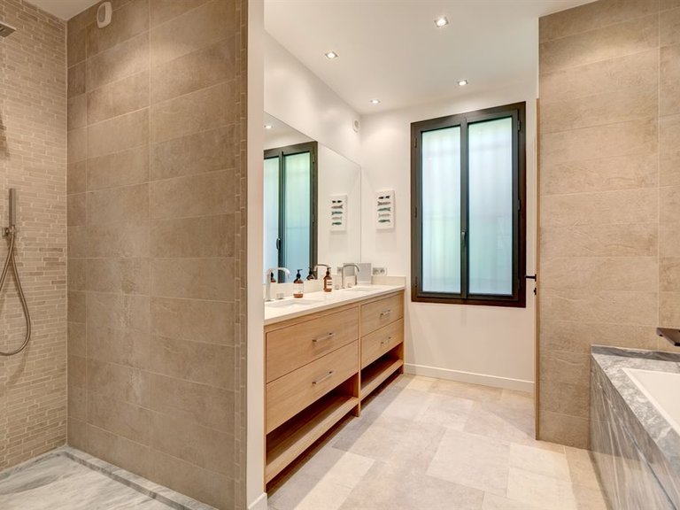Villa for Sale in Cannes, Cannes Area 15