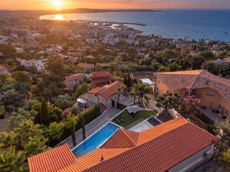 Villa for Sale in Le Golfe Juan, Antibes Area 19