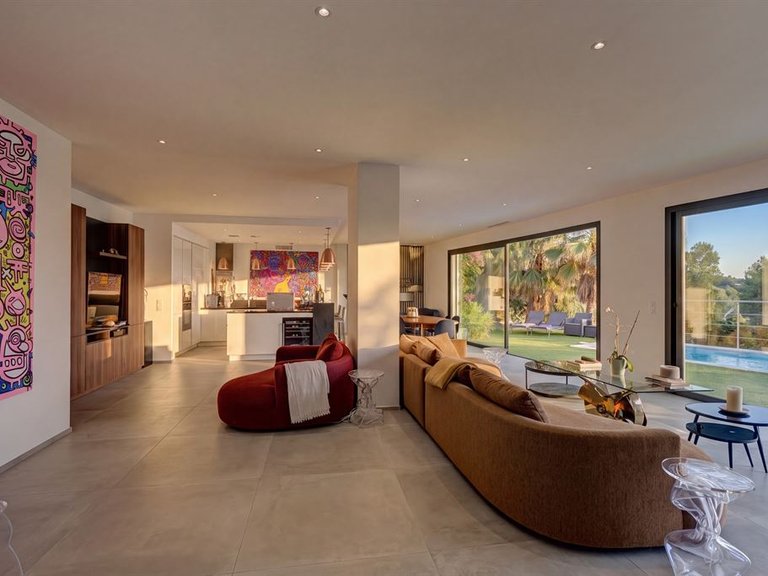 Villa for Sale in Le Golfe Juan, Antibes Area 9