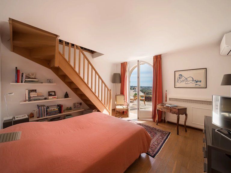 Villa for Sale in Le Golfe Juan, Antibes Area 11
