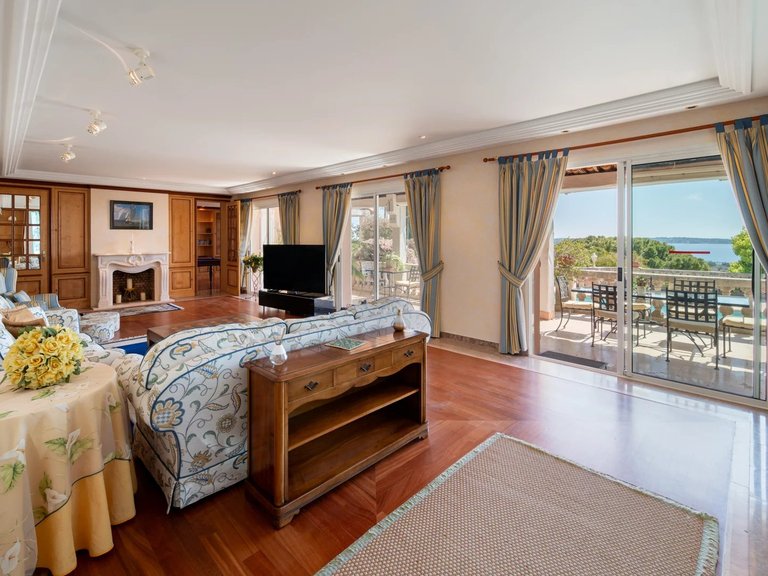 Villa for Sale in Le Golfe Juan, Antibes Area 7