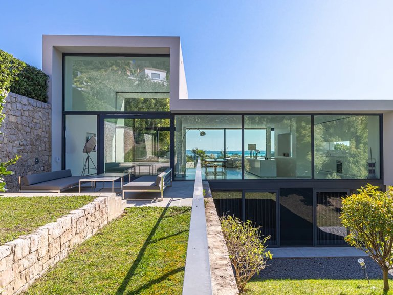 Villa for Sale in Le Golfe Juan, Antibes Area 1