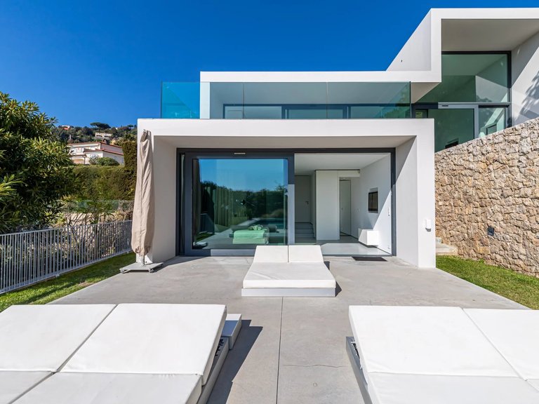 Villa for Sale in Le Golfe Juan, Antibes Area 9
