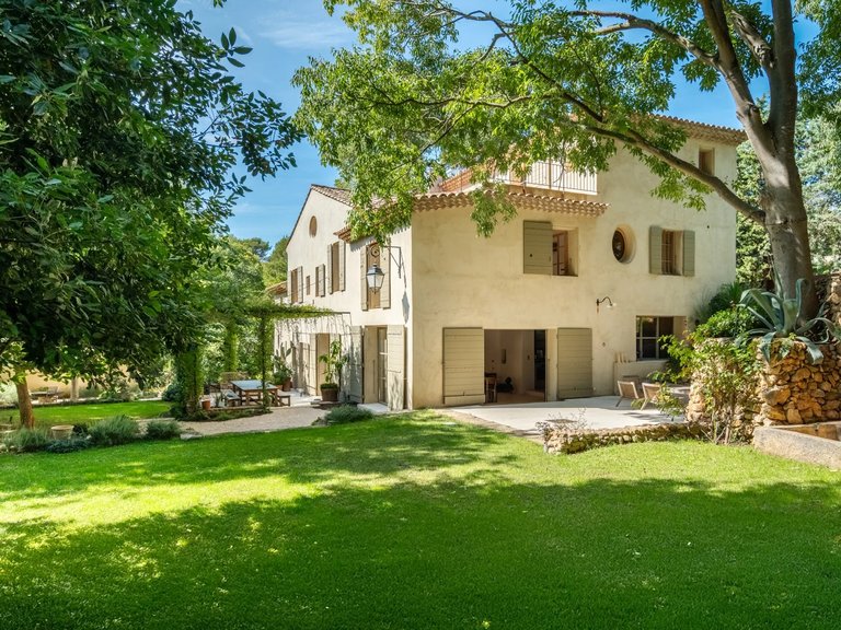 Villa for Sale in , Aix En Provence Area 3