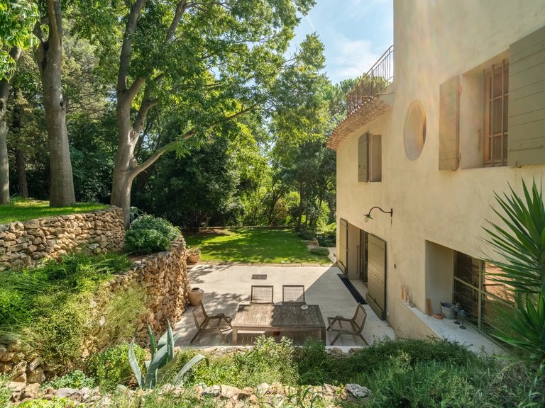 Villa for Sale in , Aix En Provence Area 8