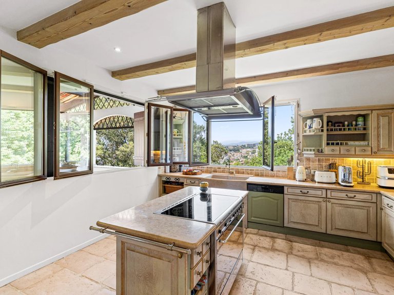 Villa for Sale in Cannes, Cannes Area 8