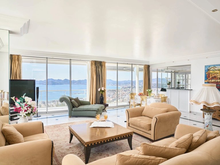 Villa for Sale in Cannes, Cannes Area 8