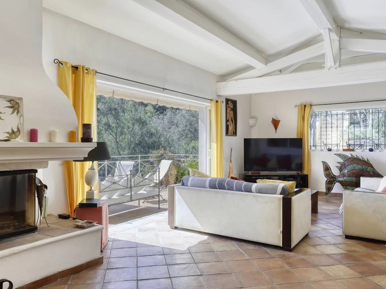 Villa for Sale in Cavalaire Sur Mer, Provence Coast (cassis To Cavalaire) 1