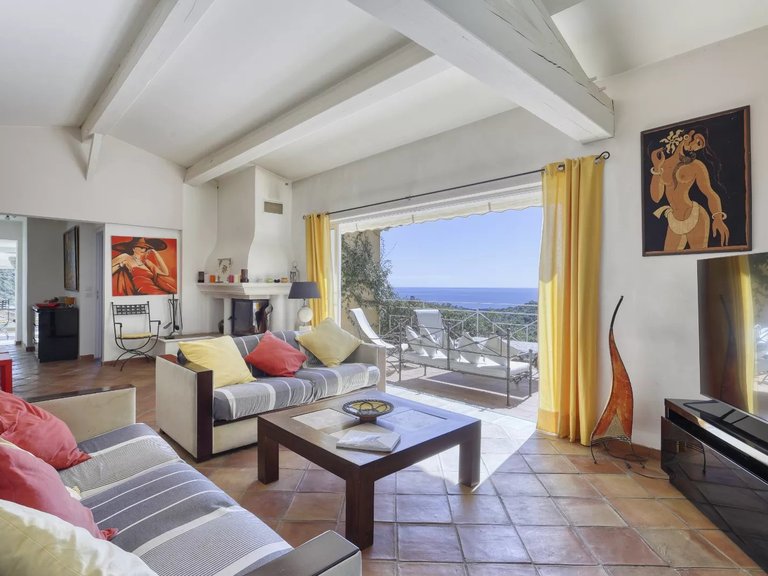 Villa for Sale in Cavalaire Sur Mer, Provence Coast (cassis To Cavalaire) 2