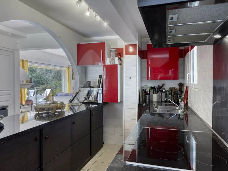 Villa for Sale in Cavalaire Sur Mer, Provence Coast (cassis To Cavalaire) 3