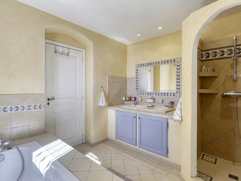 Villa for Sale in Cavalaire Sur Mer, Provence Coast (cassis To Cavalaire) 7
