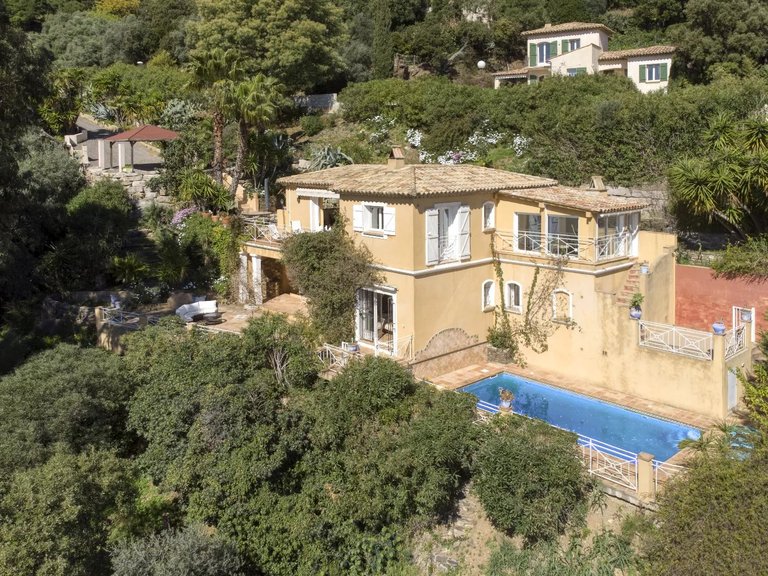 Villa for Sale in Cavalaire Sur Mer, Provence Coast (cassis To Cavalaire) 12