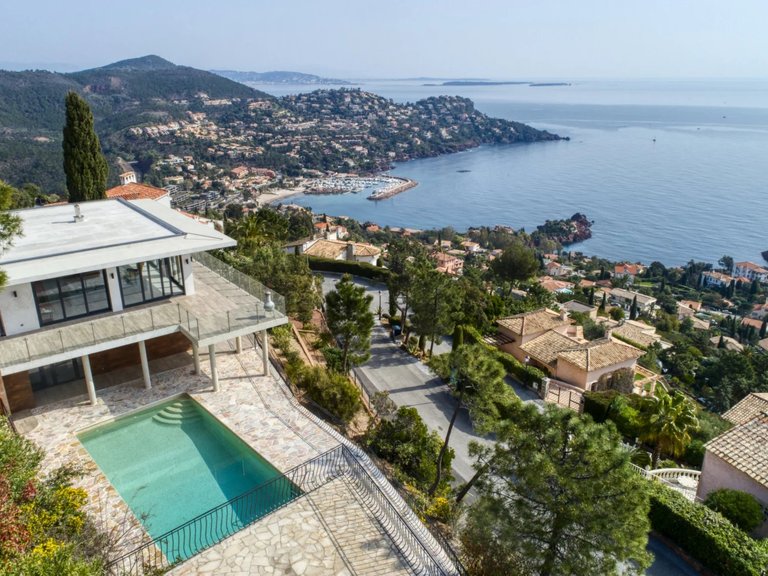 Villa for Sale in Theoule Sur Mer, Cannes Area 1