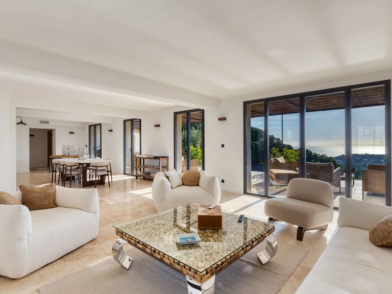 Villa for Sale in Cavalaire Sur Mer, Provence Coast (cassis To Cavalaire) 1