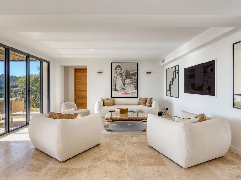 Villa for Sale in Cavalaire Sur Mer, Provence Coast (cassis To Cavalaire) 2