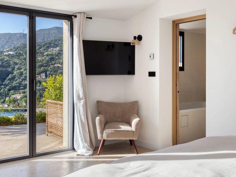 Villa for Sale in Cavalaire Sur Mer, Provence Coast (cassis To Cavalaire) 8