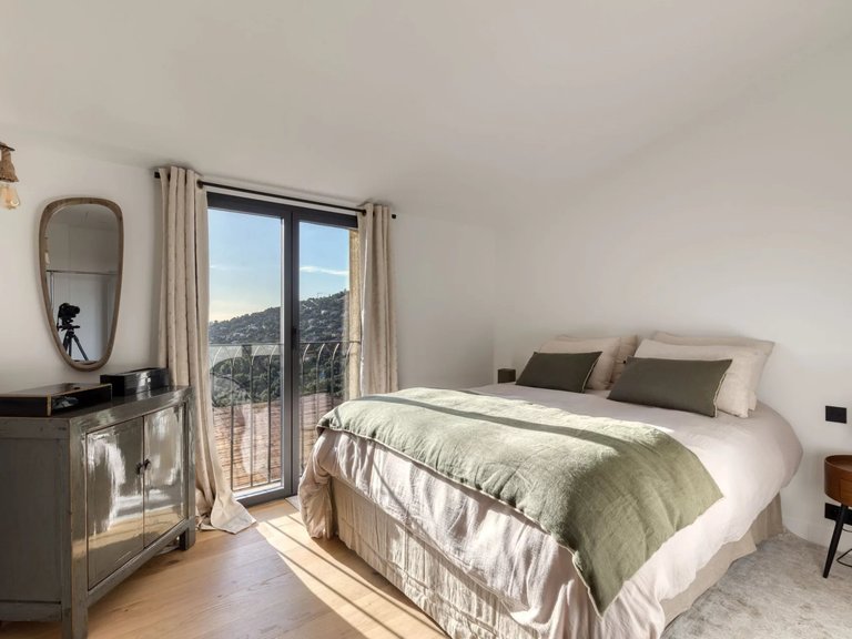 Villa for Sale in Cavalaire Sur Mer, Provence Coast (cassis To Cavalaire) 9