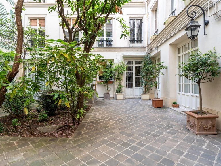 Apartment for Sale in 7th (invalides, Eiffel Tower, Orsay), Paris Left Bank (5th,6th & 7th ) 2