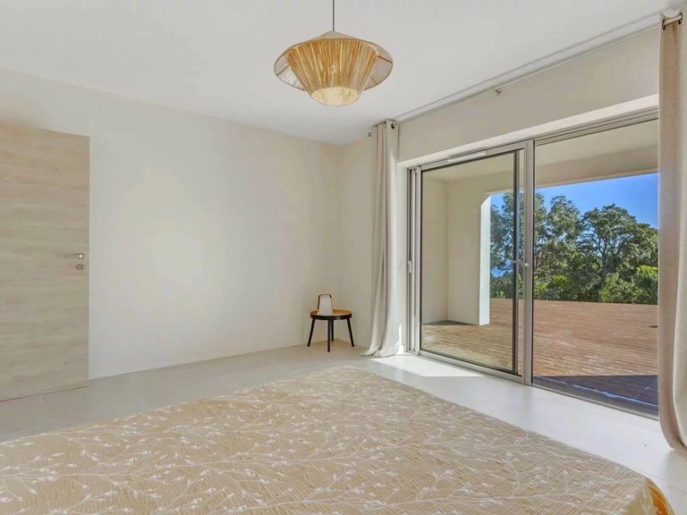 Villa for Sale in Cavalaire Sur Mer, Provence Coast (cassis To Cavalaire) 1