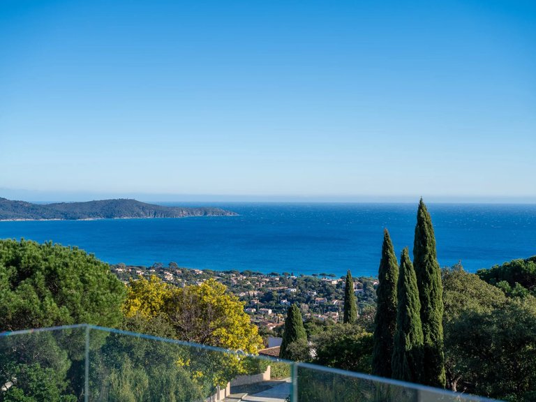 Villa for Sale in Cavalaire Sur Mer, Provence Coast (cassis To Cavalaire) 2