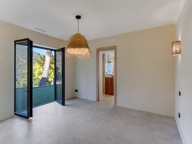 Villa for Sale in Cavalaire Sur Mer, Provence Coast (cassis To Cavalaire) 8