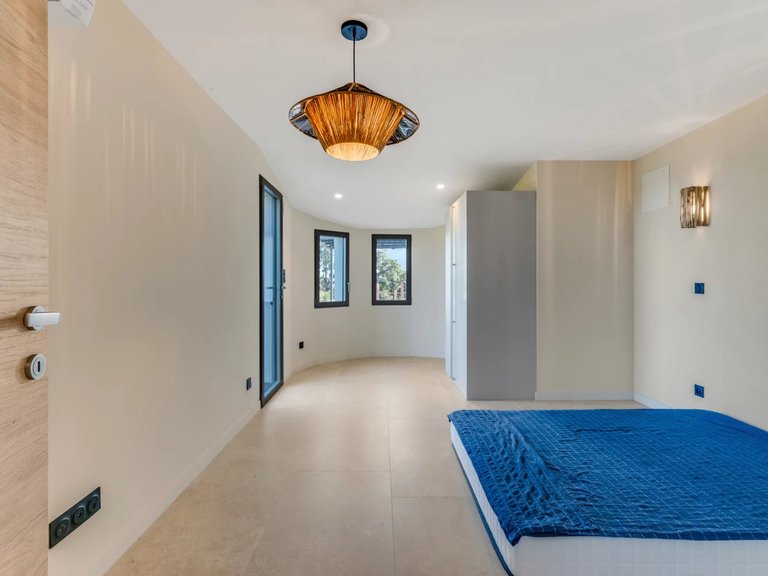 Villa for Sale in Cavalaire Sur Mer, Provence Coast (cassis To Cavalaire) 10