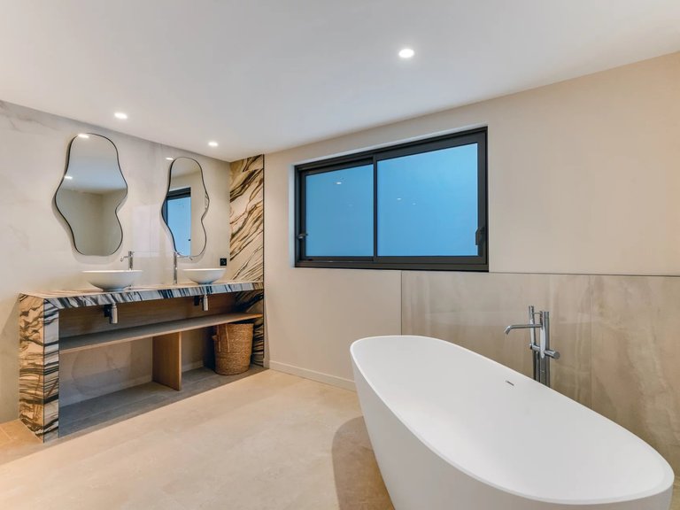Villa for Sale in Cavalaire Sur Mer, Provence Coast (cassis To Cavalaire) 11