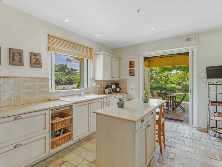 Villa for Sale in La Croix Valmer, St. Tropez, Grimaud Area 10