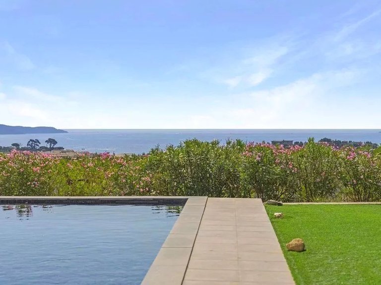 Villa for Sale in Cavalaire Sur Mer, Provence Coast (cassis To Cavalaire) 1