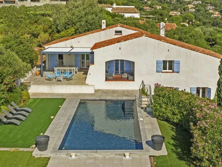 Villa for Sale in Cavalaire Sur Mer, Provence Coast (cassis To Cavalaire) 2